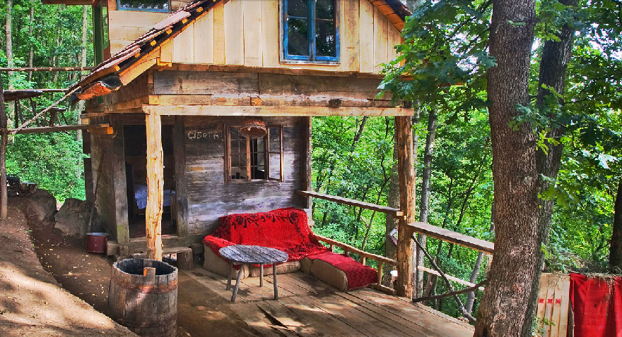 drvena kućica u šumi